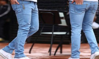 淡蓝色裤子搭配什么颜色的衣服好看?（淡蓝色裤子搭配什么颜色的衣服好看图片）