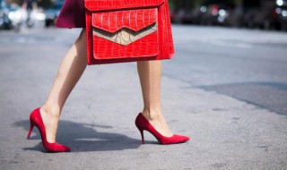 大红色高跟鞋怎么搭配衣服（大红色高跟鞋怎么搭配衣服女）