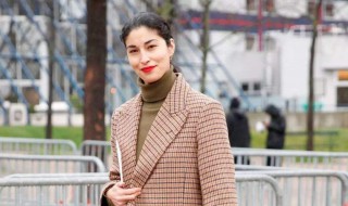 白色风衣搭配怎么搭配裤子（白色风衣搭配怎么搭配裤子图片）