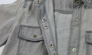 灰色牛仔衣里面穿什么（灰色牛仔衣里面穿什么颜色）