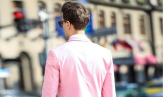 粉色西装配什么裤子 蓝色西装配什么颜色裤子