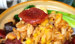 香肠焖饭的做法(电饭煲腊肉焖饭的简单做法)