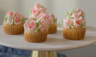 奶油小蛋糕怎么做（奶油小蛋糕怎么做简单又好吃视频没有烤箱）