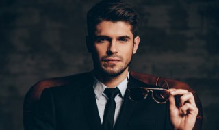 男羽绒服的搭配技巧（男羽绒服的搭配技巧视频）