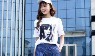 牛仔哈伦裤配什么上衣好看（牛仔哈伦裤配什么上衣好看图片女）