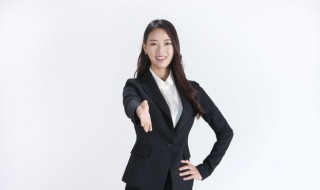 女生黑色小西装怎么搭配好看（黑色的小西装怎么搭配）