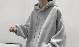 男士灰色连帽卫衣搭配什么裤子好看 男生灰色连帽卫衣搭配