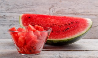 西瓜和牛奶能否一起吃（西瓜和牛奶可以一起吃）