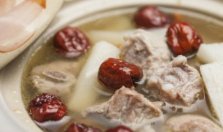 牛骨和什么煲汤最补钙（牛骨头汤怎么炖好喝又营养滋补）