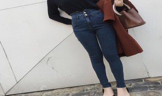 小脚裤配什么上衣好看（小脚牛仔裤配什么鞋子好看）