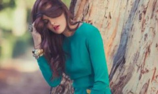 绿色衣服搭配什么颜色的裤子好看 绿色衣服搭配什么颜色的裤子好看男