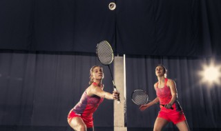 羽毛球扣球方法 羽毛球扣球方法视频