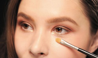 给人物画眼妆教程（怎么给人物画眼影）