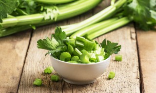 花生芹菜拌煎蛋（芹菜花生米鸡蛋能在一起吃吗）