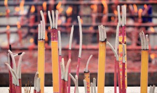 梦到烧香(梦到自己上香磕头)