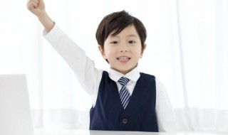 严妆欲罢啭黄鹂飞上万年枝的意思（最是多情汴堤柳,春来依旧带栖鸦意思）