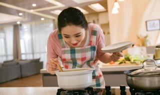 砂锅炖乌鸡目鱼汤怎么做 砂锅炖乌鸡目鱼汤怎么做的