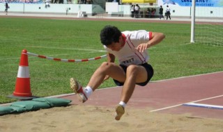 立定跳远五个动作技巧（立定跳远五个动作技巧是什么）