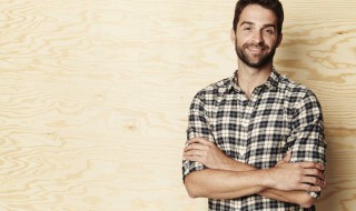 男士格子衫穿搭技巧（男士格子衫配什么裤子好看）