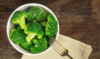 鸡肉煲西兰花怎么做粥（鸡肉煲西兰花怎么做粥好喝）