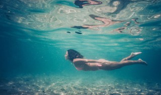 蛙泳的省力技巧 蛙泳的省力技巧女慢动作