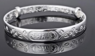 女孩周岁佩戴什么好（女孩周岁买什么礼物好）