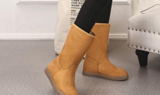 女士雪地靴的穿搭方法（女士雪地靴配什么裤子）