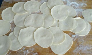 擀饺子皮怎么做好 擀饺子皮的做法