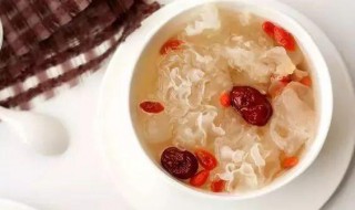 冰糖银耳（冰糖银耳雪梨汤的功效与作用）
