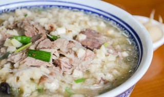 泡馍怎么吃（牛肉泡馍怎么吃）