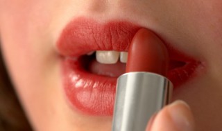 口红雨衣涂在口红前面还是后面（囗红雨衣怎么使用）