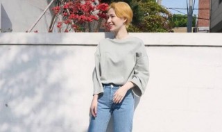 牛仔裤配什么颜色短袖（烟灰色牛仔裤配什么颜色短袖）