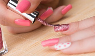 涂抹指甲油的正确步骤（涂抹指甲油的步骤学徒）