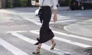 秋天半身裙的穿搭方法(秋天半身裙的穿搭方法视频)
