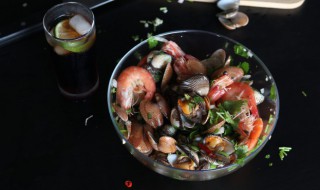 什么人不能吃海鲜（海鲜与什么食物相克）