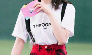 短袖配什么裤子好看（蓝色短袖配什么裤子好看）