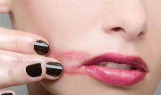 擦完口红要抿嘴吗（涂完口红需要纸巾抿一下吗）