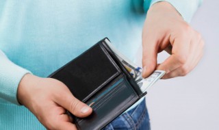 大学学费是一年还是一学期（大学学费是一年还是一学期一交）