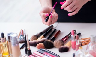 正确涂唇釉要怎么涂（正确涂唇釉要怎么涂呢）