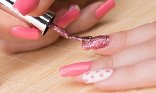 胶水粘的穿戴甲怎么卸（用胶水粘的穿戴甲怎样卸下去）