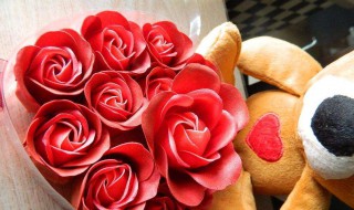 怎么用玫瑰花洗脸呢?（怎么用玫瑰花洗脸呢女生）