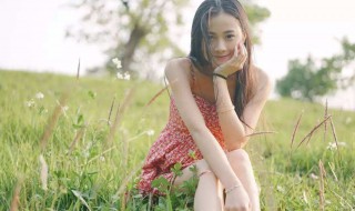 穿裙子的时候该怎么蹲下呢 穿裙子的时候该怎么蹲下呢图片