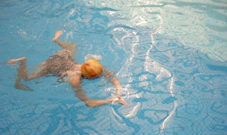 蛙泳不会沉下去技巧(蛙泳不会沉下去技巧视频)