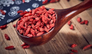 黑枸杞和红枸杞哪个对眼睛好（黑枸杞和红枸杞哪个对眼睛好一点）