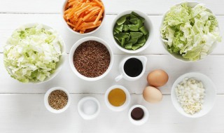 鸡蛋蛋清和蛋黄的营养价值(鸡蛋蛋清和蛋黄哪个蛋白质含量高)