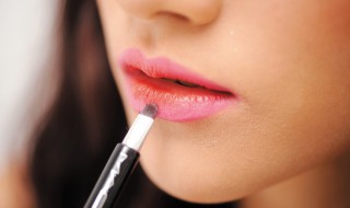 唇釉不掉色是因为含什么成分（唇釉不上色是怎么回事）