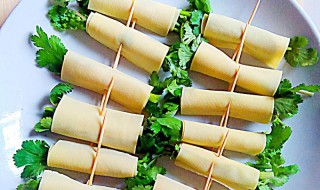 百叶卷香菜怎么做好吃（烧烤百叶香菜卷怎么卷）