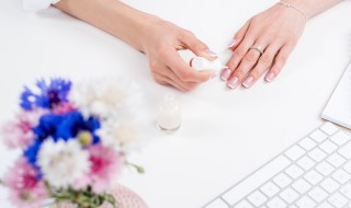 护甲油是底油还是亮油 护甲油底油亮油顺序