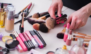 初学者化妆的简单步骤(初学者化妆的简单步骤如下)