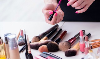 液体唇釉如何涂（液体唇釉怎么涂）